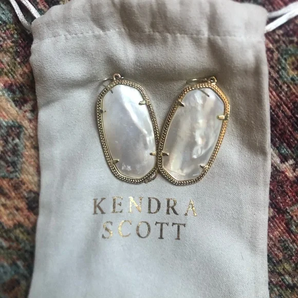 Kendra Scott Danielle earrings in ivory mother of pearl - Picture 2 of 2